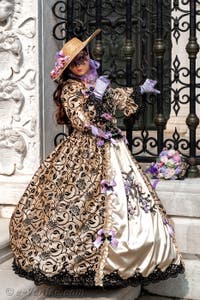 Les costumés du carnaval de Venise devant l'Arsenal de Venise.