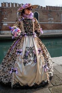 Les costumés du carnaval de Venise devant l'Arsenal de Venise.