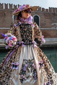 Les costumés du carnaval de Venise devant l'Arsenal de Venise.