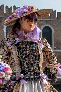 Les costumés du carnaval de Venise devant l'Arsenal de Venise.