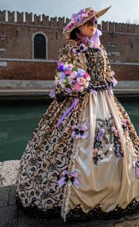 Les costumés du carnaval de Venise devant l'Arsenal de Venise.