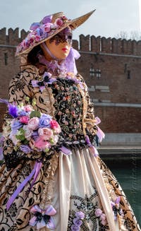 Les costumés du carnaval de Venise devant l'Arsenal de Venise.