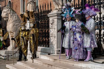 Les costumés du carnaval de Venise devant l'Arsenal de Venise.