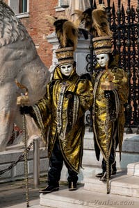 Les costumés du carnaval de Venise devant l'Arsenal de Venise.