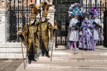 Les costumés du carnaval de Venise devant l'Arsenal de Venise.