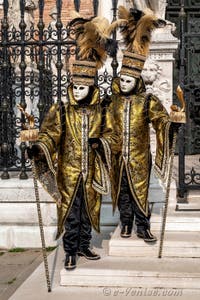 Les costumés du carnaval de Venise devant l'Arsenal de Venise.