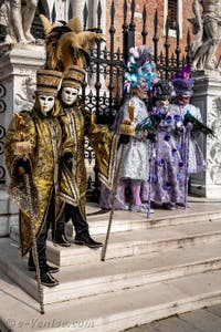 Les costumés du carnaval de Venise devant l'Arsenal de Venise.