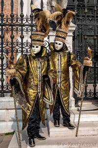 Les costumés du carnaval de Venise devant l'Arsenal de Venise.