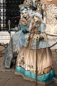 Les costumés du carnaval de Venise devant l'Arsenal de Venise.