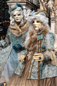 Les costumés du carnaval de Venise devant l'Arsenal de Venise.