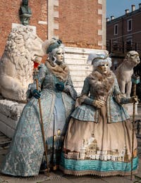 Les costumés du carnaval de Venise devant l'Arsenal de Venise.