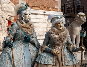 Les costumés du carnaval de Venise devant l'Arsenal de Venise.