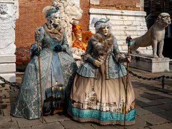 Les costumés du carnaval de Venise devant l'Arsenal de Venise.