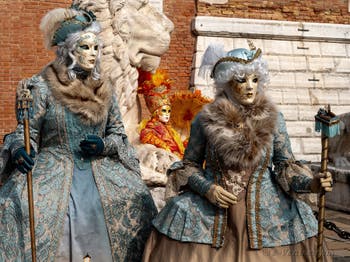 Les costumés du carnaval de Venise devant l'Arsenal de Venise.