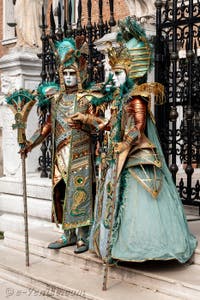 Les costumés du carnaval de Venise devant l'Arsenal de Venise.