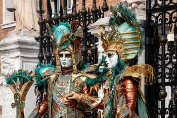 Les costumés du carnaval de Venise devant l'Arsenal de Venise.