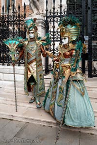 Les costumés du carnaval de Venise devant l'Arsenal de Venise.