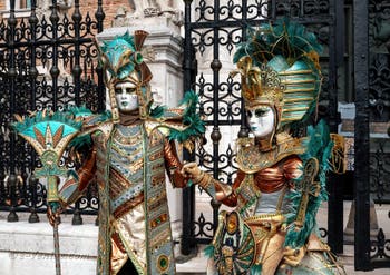 Les costumés du carnaval de Venise devant l'Arsenal de Venise.