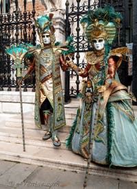 Les costumés du carnaval de Venise devant l'Arsenal de Venise.