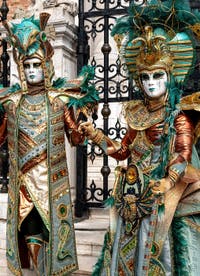 Les costumés du carnaval de Venise devant l'Arsenal de Venise.