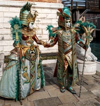 Les costumés du carnaval de Venise devant l'Arsenal de Venise.