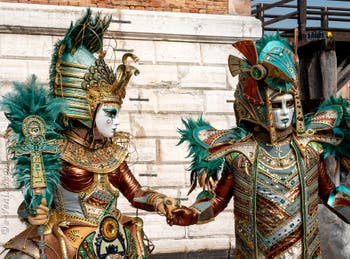 Les costumés du carnaval de Venise devant l'Arsenal de Venise.