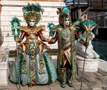 Les costumés du carnaval de Venise devant l'Arsenal de Venise.