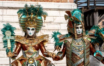 Les costumés du carnaval de Venise devant l'Arsenal de Venise.