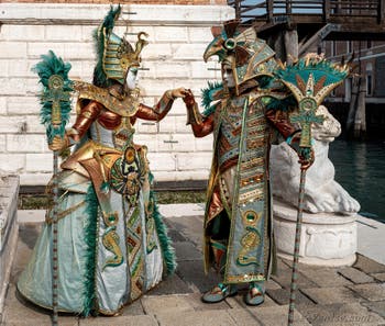 Les costumés du carnaval de Venise devant l'Arsenal de Venise.