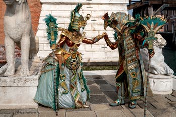 Les costumés du carnaval de Venise devant l'Arsenal de Venise.