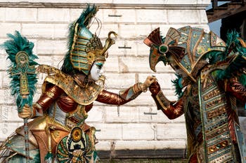 Les costumés du carnaval de Venise devant l'Arsenal de Venise.