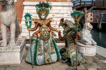 Les costumés du carnaval de Venise devant l'Arsenal de Venise.