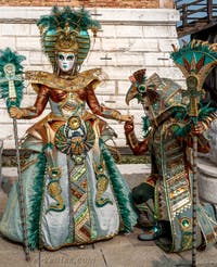 Les costumés du carnaval de Venise devant l'Arsenal de Venise.