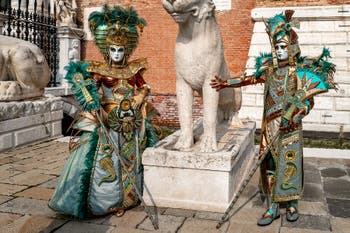 Les costumés du carnaval de Venise devant l'Arsenal de Venise.