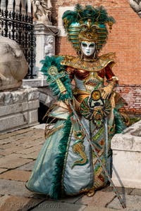 Les costumés du carnaval de Venise devant l'Arsenal de Venise.