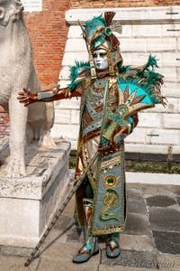 Les costumés du carnaval de Venise devant l'Arsenal de Venise.