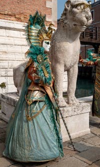 Les costumés du carnaval de Venise devant l'Arsenal de Venise.