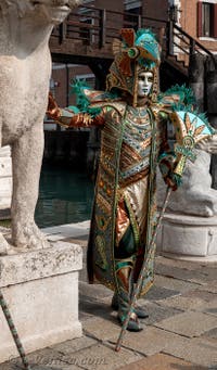 Les costumés du carnaval de Venise devant l'Arsenal de Venise.