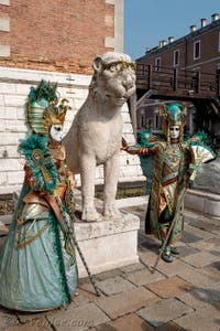 Les costumés du carnaval de Venise devant l'Arsenal de Venise.