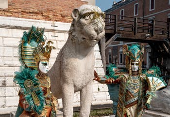 Les costumés du carnaval de Venise devant l'Arsenal de Venise.