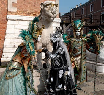 Les costumés du carnaval de Venise devant l'Arsenal de Venise.