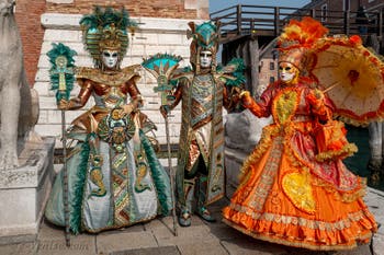 Les costumés du carnaval de Venise devant l'Arsenal de Venise.