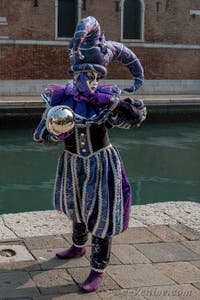 Les costumés du carnaval de Venise devant l'Arsenal de Venise.