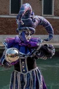 Les costumés du carnaval de Venise devant l'Arsenal de Venise.