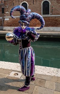 Les costumés du carnaval de Venise devant l'Arsenal de Venise.