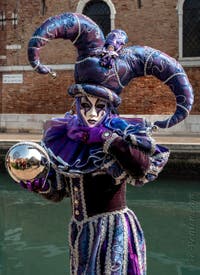 Les costumés du carnaval de Venise devant l'Arsenal de Venise.