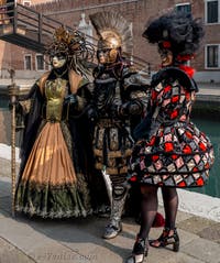 Les costumés du carnaval de Venise devant l'Arsenal de Venise.