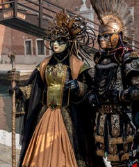 Les costumés du carnaval de Venise devant l'Arsenal de Venise.