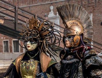 Les costumés du carnaval de Venise devant l'Arsenal de Venise.