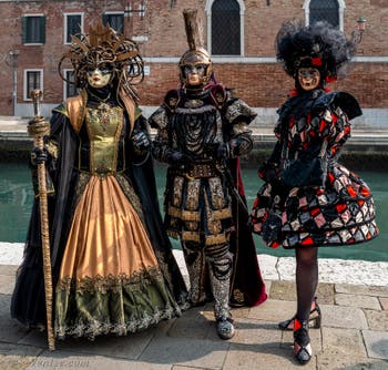 Les costumés du carnaval de Venise devant l'Arsenal de Venise.